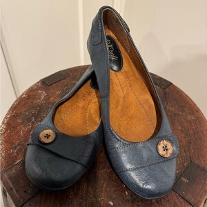 Gorgeous ballet style Euro soft flats.  Button accents. Spring style Sz 7.5